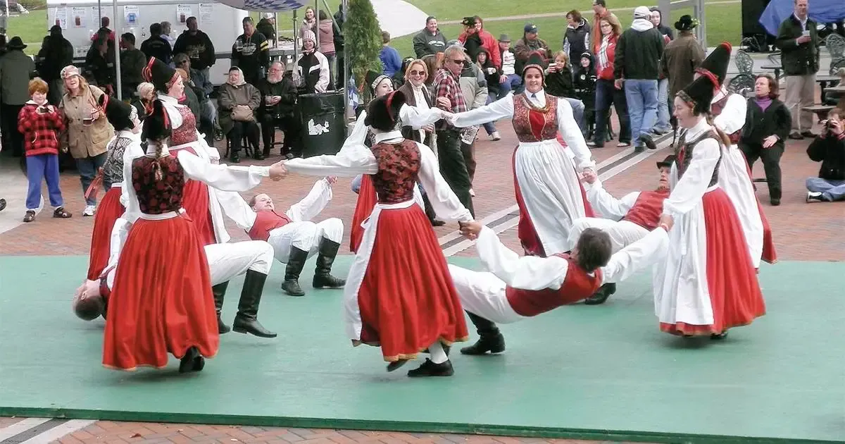 Dancers in Pomeranian folk dress performing a circle dance outdoors at Pommerntag