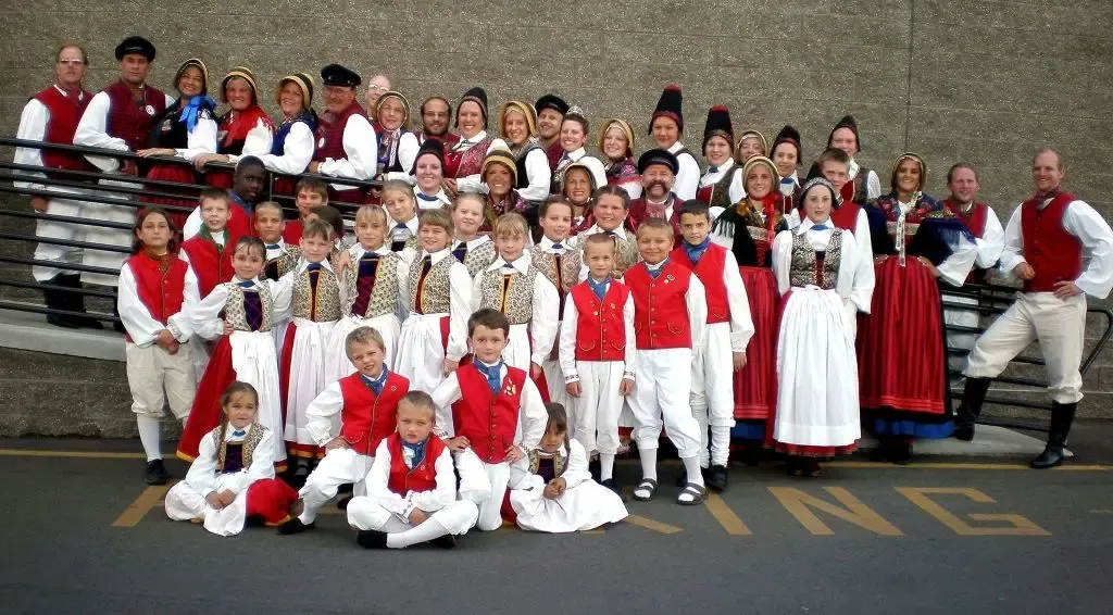 The Pommersche Tanzdeel troupe in folk costume posed together for a group photo
